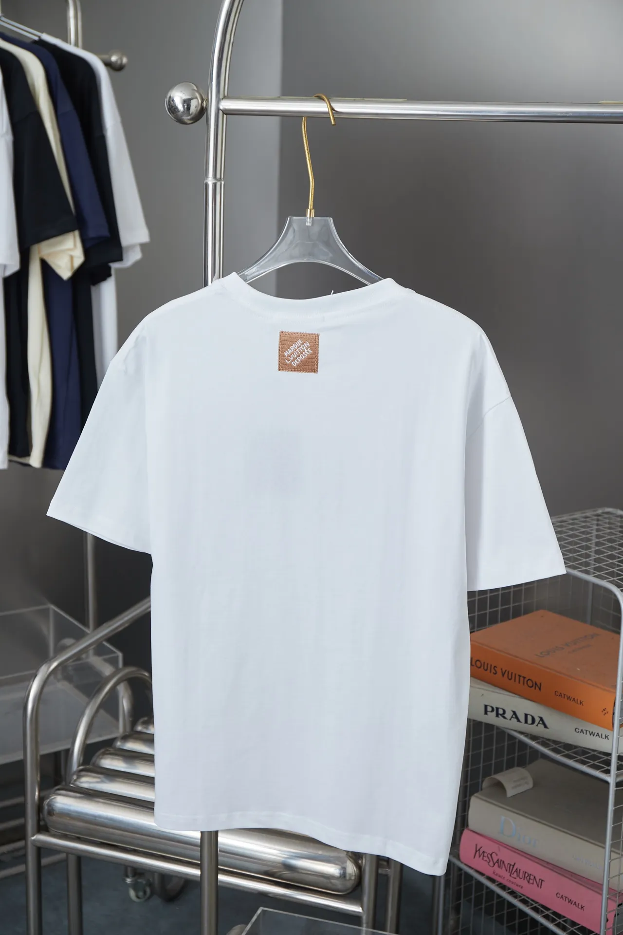 🅿️180 Louis LV 25ss new early spring short-sleeved LV letter logo embroidered short-sleeved light luxury essential item for daily commuting for men and women Correct version Welcome to compare Detailed features · Gold thread embroidery chapter technology is combined, interweaving metal threads with other silk threads · Double-needle stitching cross-stitch technology · Original main mark washed tag brand moisture-proof paper packaging Color: black/white Size: S/M/L/XL